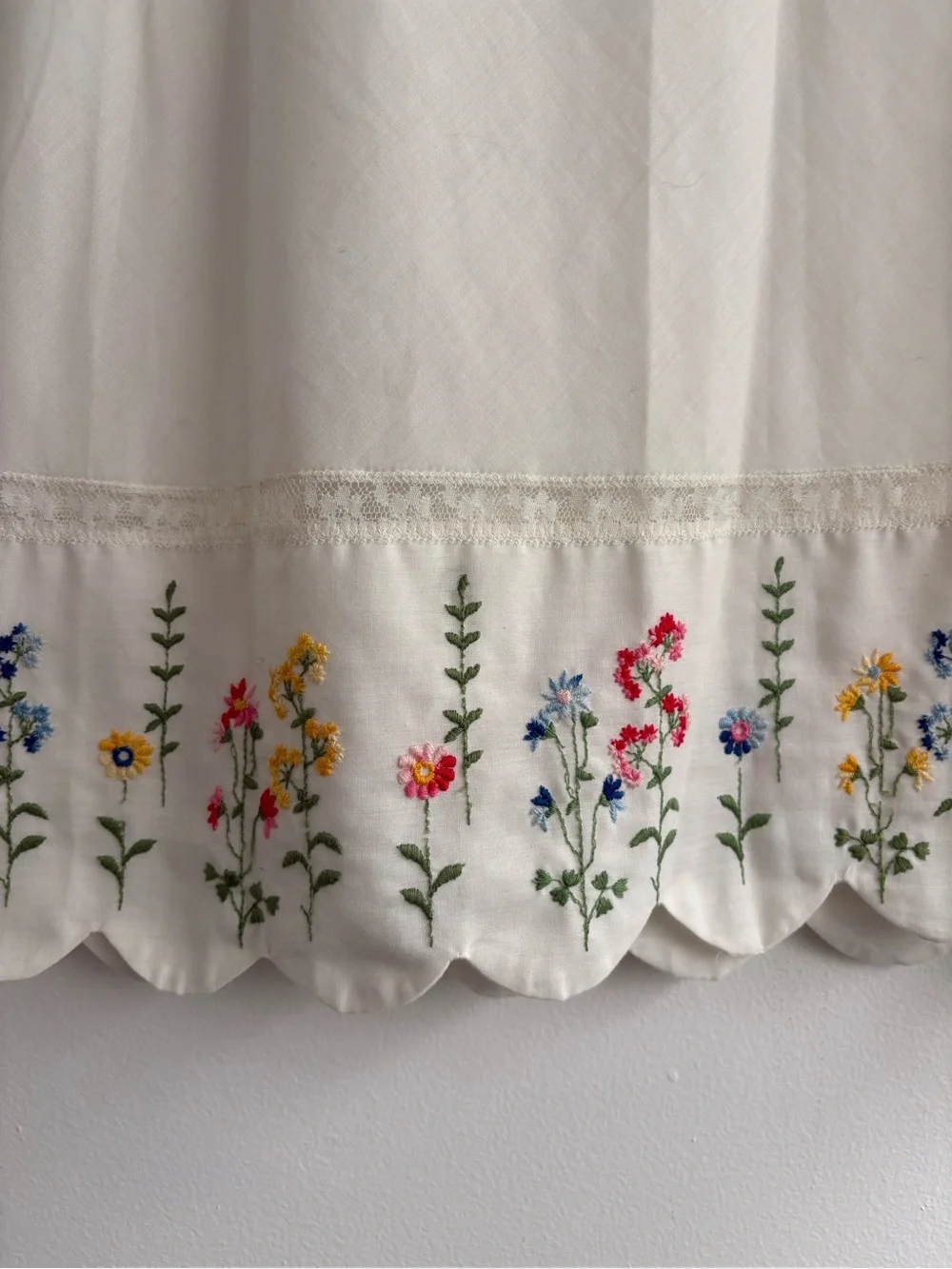 Vintage 60s cotton half-slip with scalloped embroidered trim, size L - Picture 2 of 6